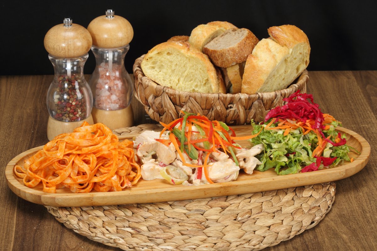 Kaşarlı Tavuk+Napoliten Soslu Tagiletta+Mevsim Salata