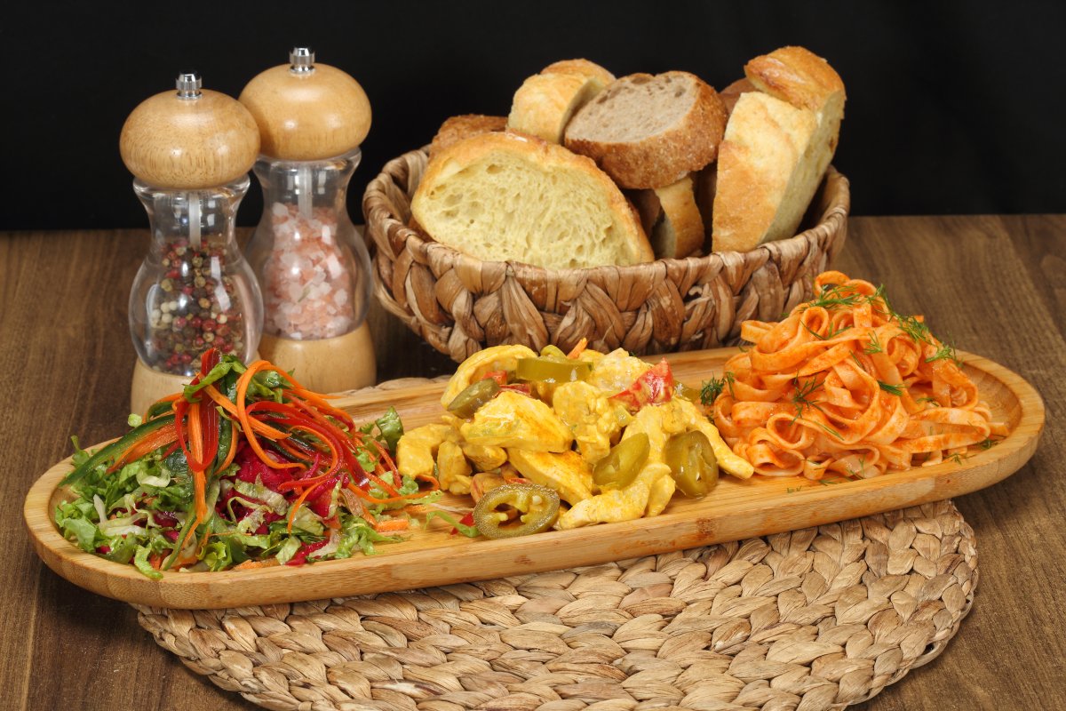 Köri Soslu Piliç+Napoliten Soslu Tagiletta+Mevsim Salata